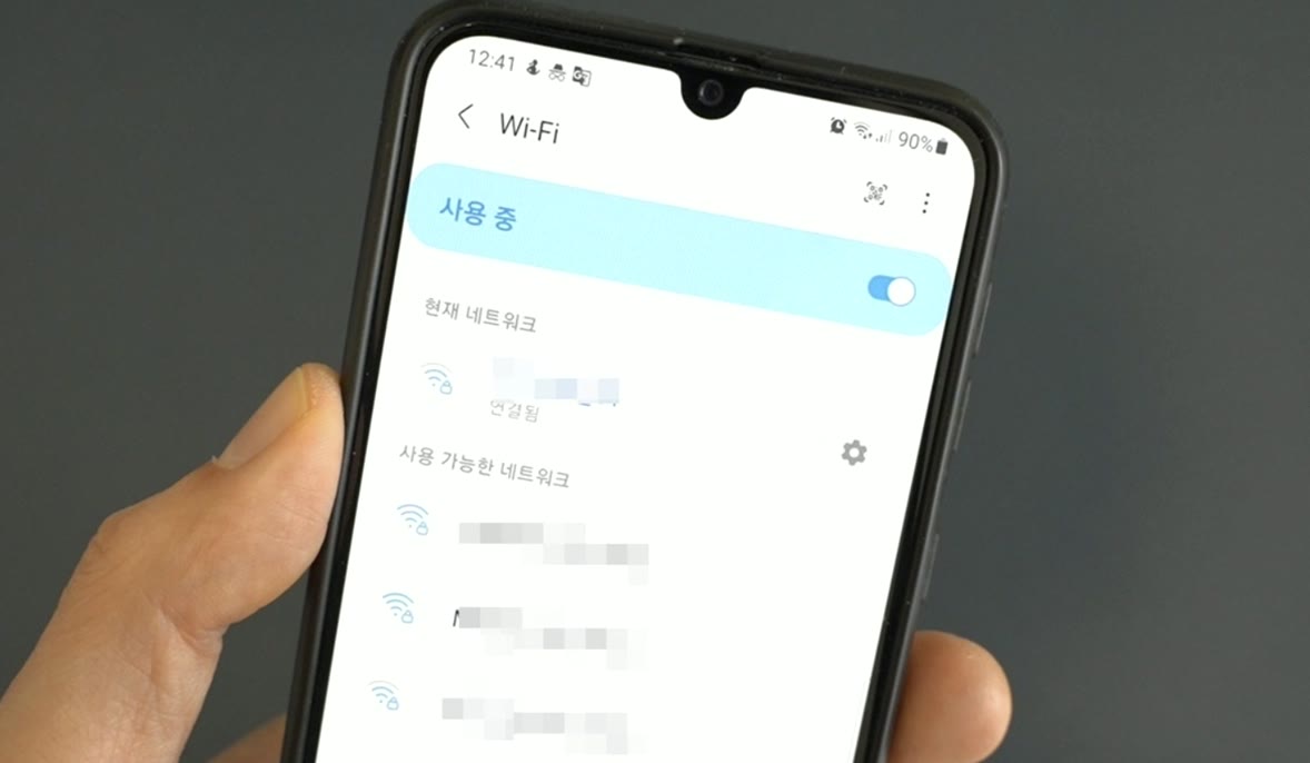 휴대전화 설정과 공유기를 함께 점검하는 상황