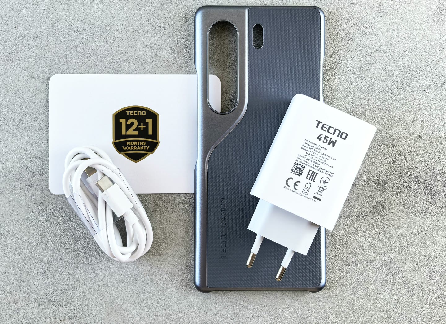벽 콘센트에 연결한 USB-C 충전 환경