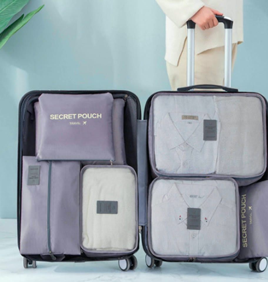 옷과 단단한 물건을 분리해 넣은 캐리어 내부