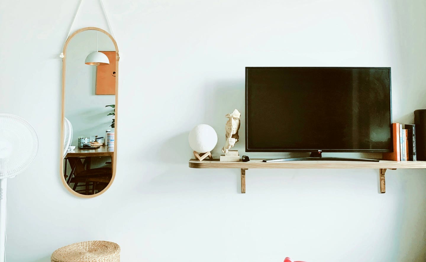 TV 앞 양쪽에 같은 스피커를 놓을 수 있는 자리